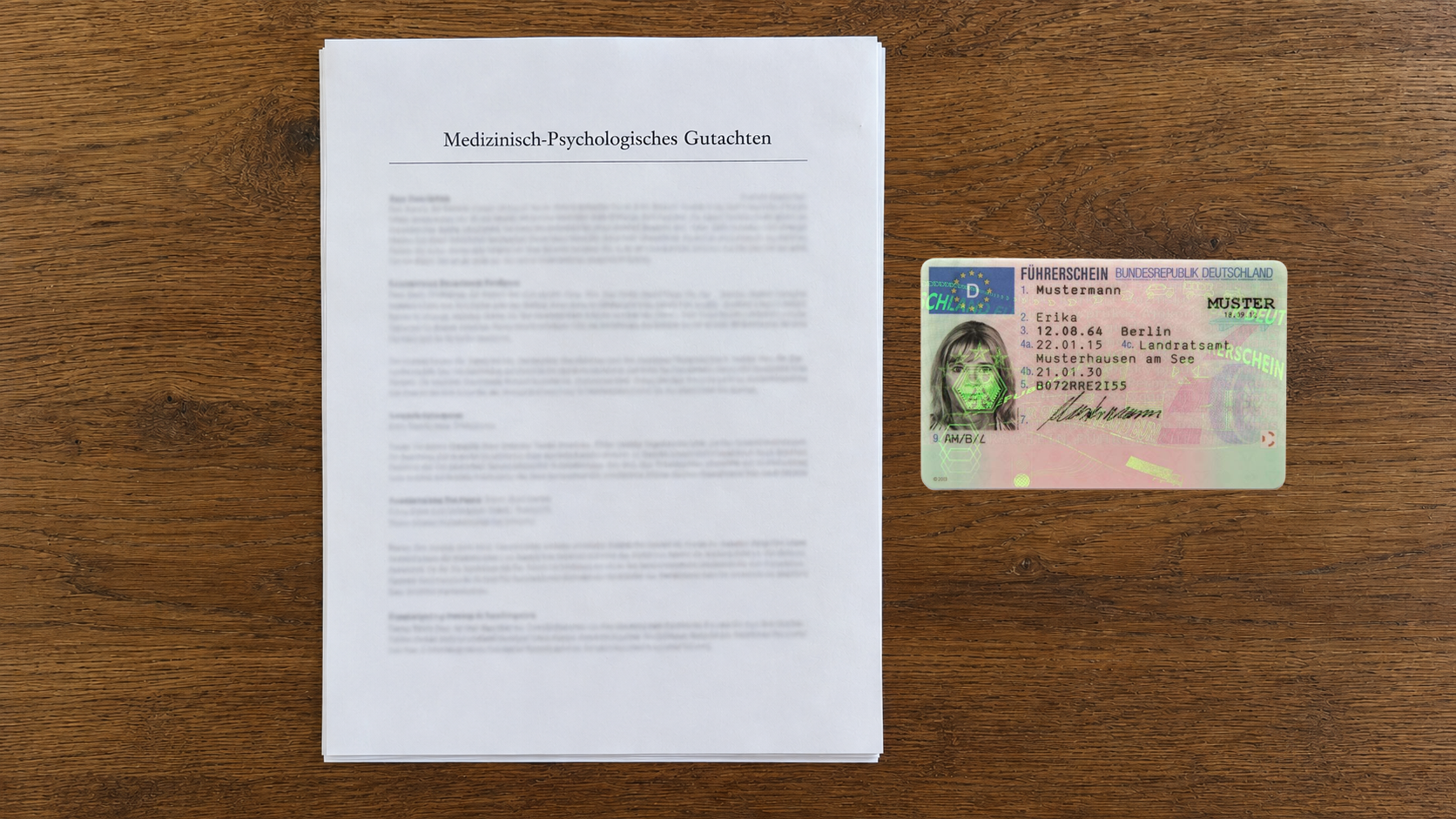 Beispielhafte Darstellung von Führerschein und MPU-Unterlagen